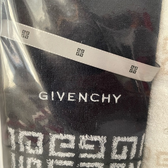 💕Unused Givenchy Hand Towel and Face towel Bundle💕 - Picture 3 of 7